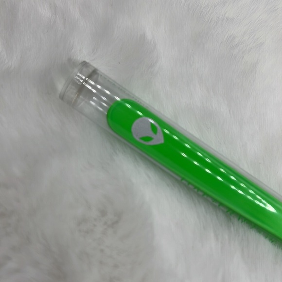 Love+Craft+Beauty Otherworldly Tweezers - Lime Green Alien - Picture 3 of 3